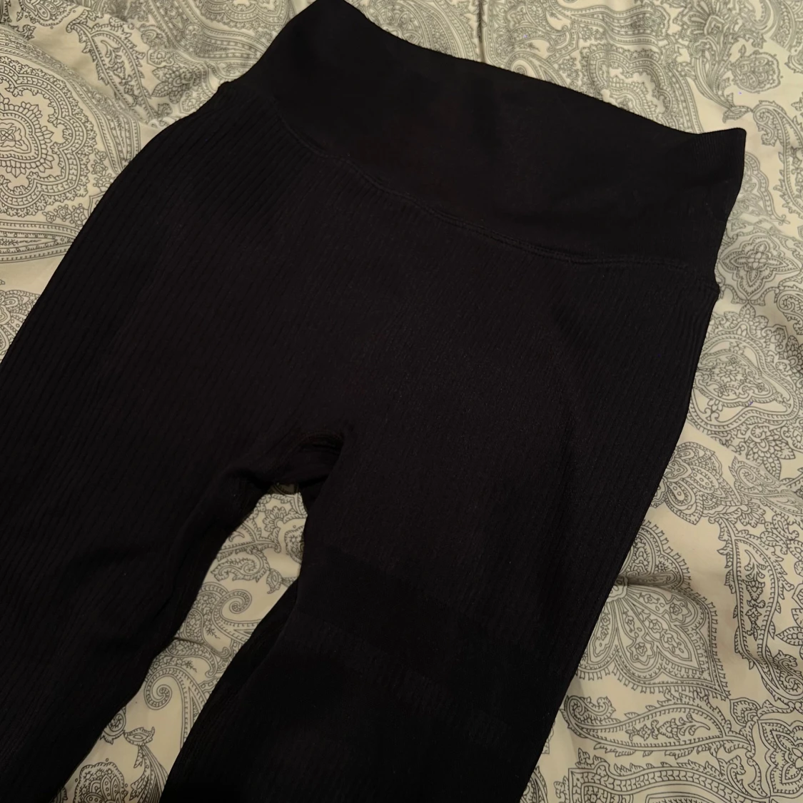 Svarta ribbade leggings från STRONGER - 2