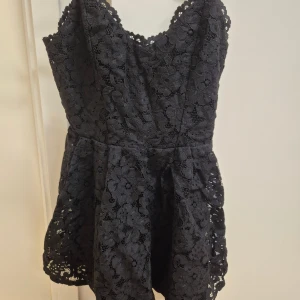 Svart spets playsuit H&M 34 - Helt ny med lapp kvar. 