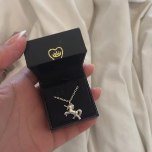 Maria Nilsdotter halsband  - Jätte snyggt unicorn Maria Nilsdotter halsband. Endast andvönd fåtal gånger. Längd 45🩷