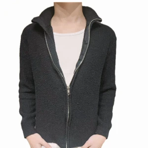 Svart stickad kofta med dragkedja - Mysig svart stickad kofta med grov struktur och hel dragkedja framtill. Koftan har hög krage och långa ärmar, perfekt för lager-på-lager under kyliga dagar. Enkel och stilren design som passar 152