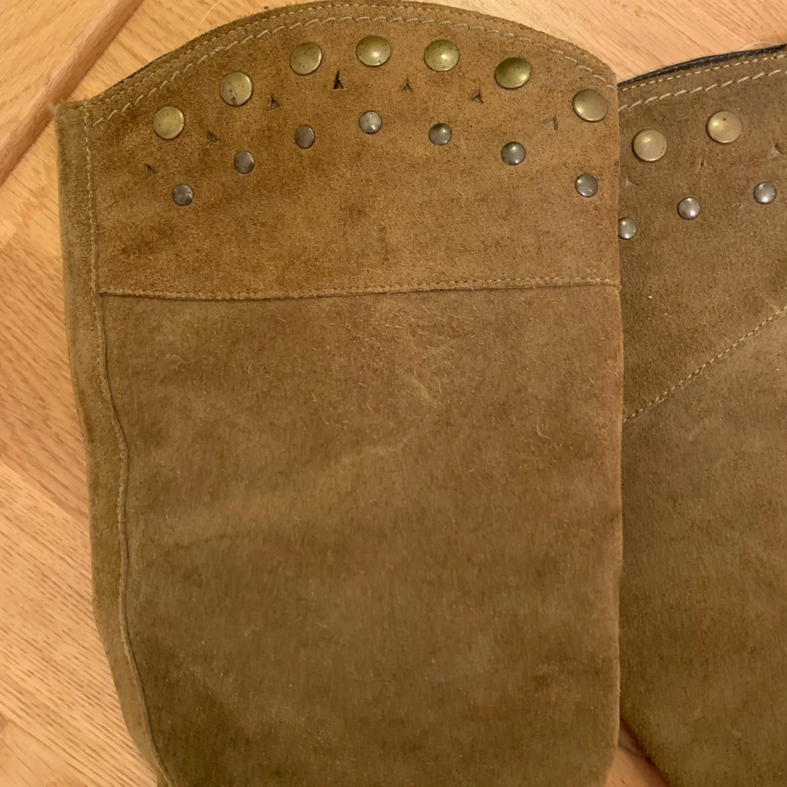 Bruna mockastövlar med klack och nitar - 2