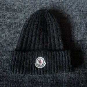 Moncler Mössa - Säljer denna moncler mössan knappt använd och i bra skick 