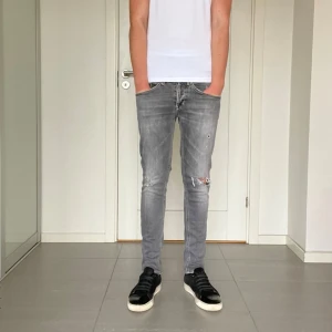 Dondup George Jeans - Säljer nu dessa Dondup George Jeans med snygga slitningar i populär design, skriv för fler bilde/frågor🙌🏼