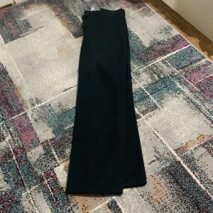 Svarta bootcut jeans från Levis - Säljer ett par svarta jeans från Levis med bootcut-modell. Byxorna har klassisk femficksdesign och är tillverkade i ett slitstarkt jeanstyg. Perfekta för dig som gillar en tidlös och snygg look.