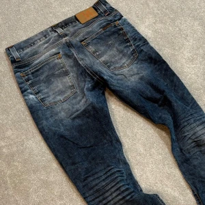 Nudie Jeans - Nudie Jeans | Modell: Average Joe (used blackcoated) | Skick 8/10, bra | Liten skada/slitning finns (bild 5) | Nypris ca 2500kr | Mitt pris 799kr | Kom gärna pm vid frågor eller funderingar | Postas eller möts upp i Gävle!