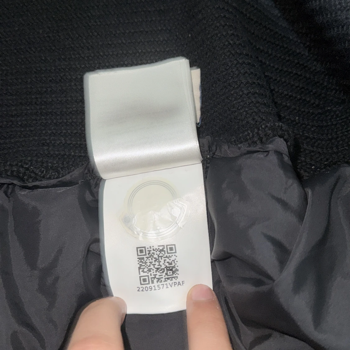 Svart dunjacka från Moncler med huva - 2