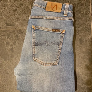 Ljusblåa Nudie jeans  - Tja! Säljer ett par feta ljusblåa Nudie jeans! Storlek W29 || L32. Bara att höra av er vid eventuella frågor!