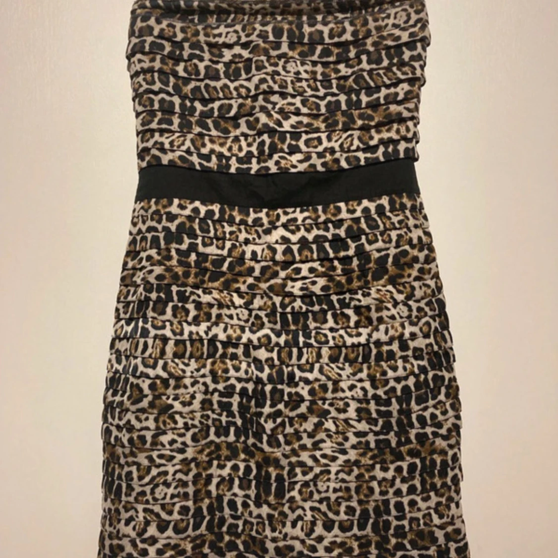 Leopardmönstrad axelbandslös klänning