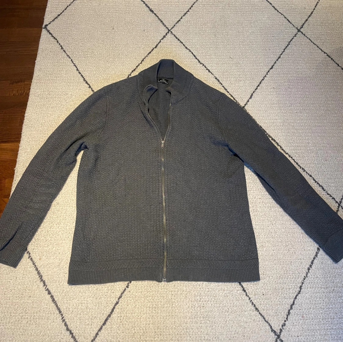 Grå stickad kofta med dragkedja