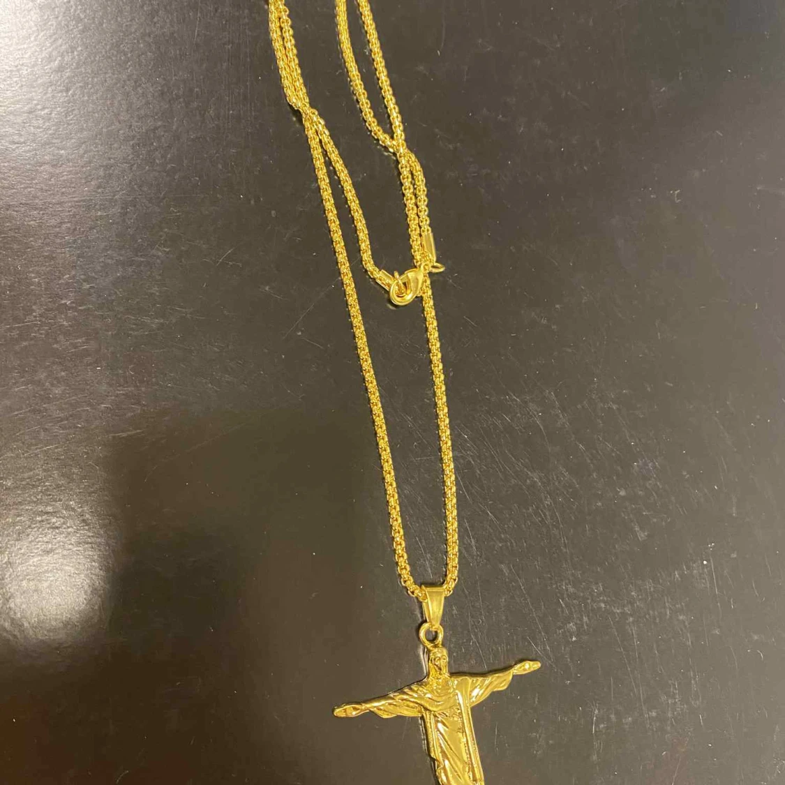 Långt och Stort Guldigt halsband med Jesus-berlock