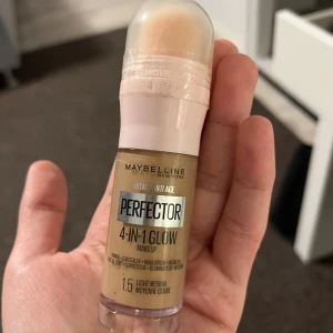 Maybelline Instant Age Rewind Perfector 4-in-1 Glow Makeup - Ger en naturlig glow med lätt täckning och fungerar som primer, concealer, highlighter och BB-cream i ett. Perfekt för en jämn och strålande hudton med ett fräscht resultat.