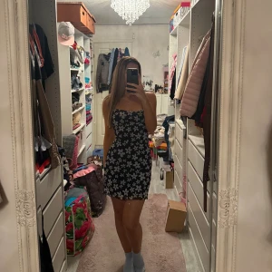 Blommig klänning  - Blommig klänning som inte används längre. Jag är 160cm för referens💕