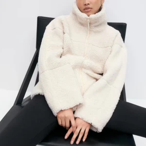 Oversized teddyjacka i offwhite - Säljer denna  oversized teddyjacka i beige/vit från Gina Tricot. Nyskick, nypris 499kr säljer för 399kr.