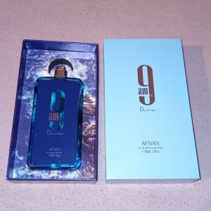 Afnan 9am Dive EdP 100ml - Afnan 9am Dive är en eau de parfum med en volym på 100 ml. Ingredienser: alkohol denat, parfym (fragrance), aqua (vatten), alpha-isomethyl ionone, benzyl salicylate, citral, citronellol, geraniol, limonene, linalool, farnesol, coumarin. Tillverkad i Förenade Arabemiraten.
