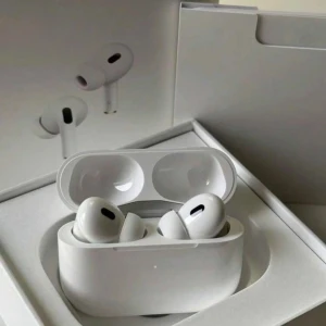 AirPods Pro 2 - Apple AirPods Pro i originalförpackning. Trådlösa hörlurar med aktiv brusreducering och laddningsetui. Ser ut att vara i nyskick utan synligt slitage eller repor. Perfekt för musik, samtal och träning. 