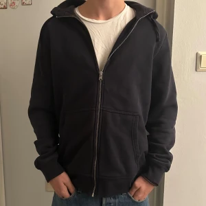 Marinblå Zip - Marinblå Zip, i storlek L men sitter som en M. Bra skick på tröjan, säljer billigt för o bli av med den. Passar för en chill look! 180, 65kg! 