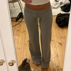 Lågmidjade mjukisbyxor  - Uppsydda till lågmidjade, långa i benen