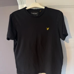 Svart t-shirt från Lyle & Scott - Svart t-shirt från Lyle & Scott. Stl M
