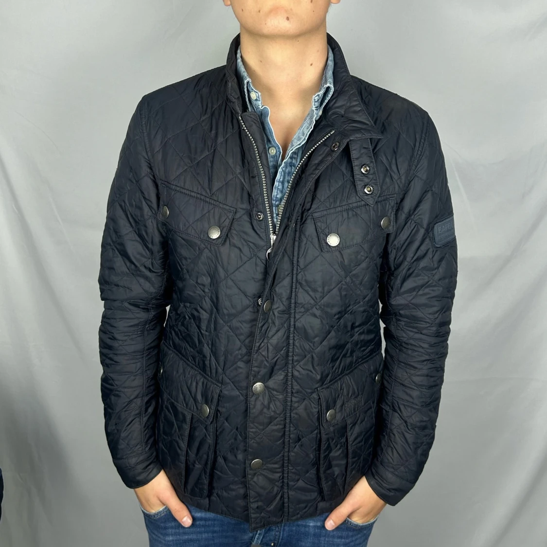 Mörkblå quiltad jacka från Barbour