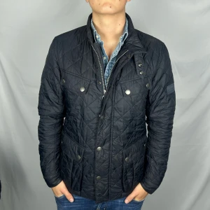 Mörkblå quiltad jacka från Barbour - Storlek: M  Skick: 9/10 Nypris: 3000+ Modellen är 185cm & 78 kg 