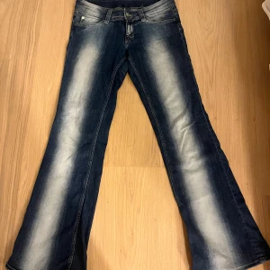 Cheap monday jeans - Snygga blå bootcut jeans från Cheap monday, i storlek 30/32. Skriv om ni har några funderingar 💕