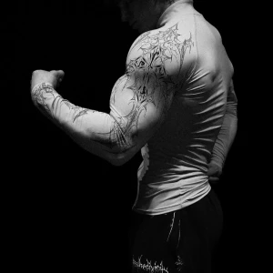 Breathdivinity tröja vampire hunter tröja zip  - Säljer en tight, långärmad träningströja i ljusgrått med coolt tryck längs ena ärmen och axeln. Perfekt för gymmet eller sport, sitter riktigt snyggt och framhäver musklerna. Materialet är stretchigt och andas bra.