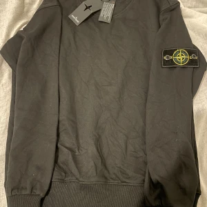 Stoneee island  - Stoneee island helt ny storlek S väldigt snygg varm perfekt nu när de är kyligt utte följ gjärna våran TikTok Scandinavia_market är skrunklig men är helt ny oanvänd 