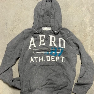 Aeropostale hoodie - Säljer nu denna extremt eftertraktade och sällsynta Aeropostale hoodie! Grymt skick, inga defekter - ser exakt ut som på bilderna! Storlek M! Skriv gärna vid frågor 💬✌️
