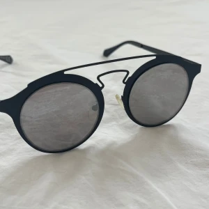 Solglasögon  - Svarta solglasögon 