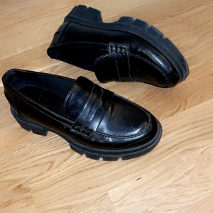 svarta loafers i skinn - Knappt använda i befintlig skick 