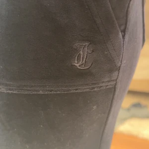 Juicy mörkblå - Settet är överdel och underdel. Byxorna saknar snöre, tröja är i storlek M byxor i S