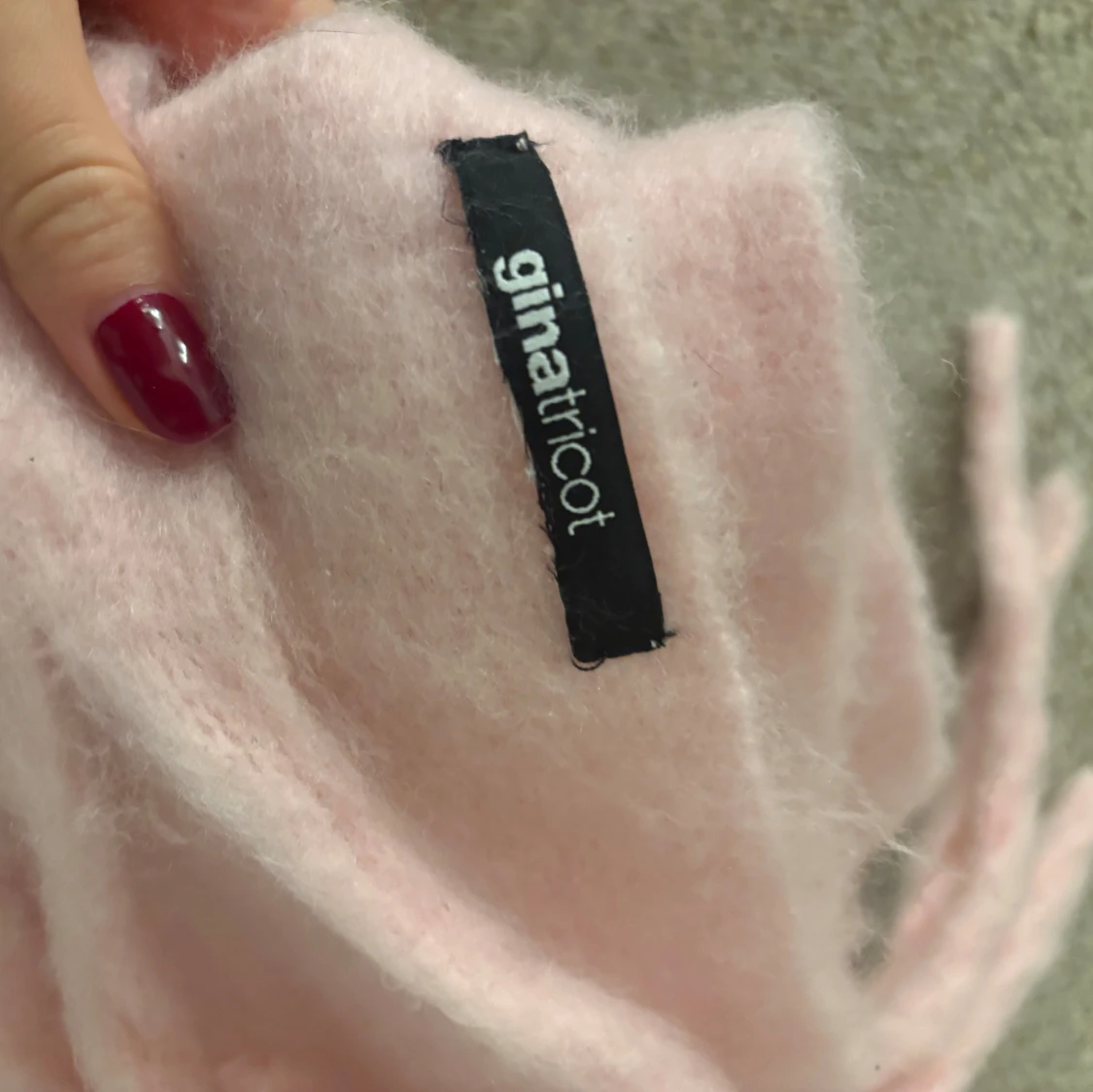 Ljusrosa fluffig halsduk Gina Tricot - 1