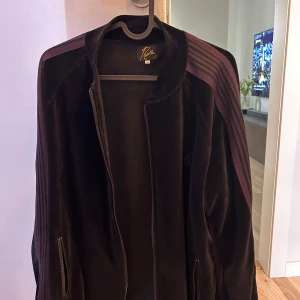Svart track jacket från Needles - Materialet är mjukt och har en lyxig känsla, perfekt för en chill och stilren känsla.                                           Nypris: 4200kr, kvitto finns