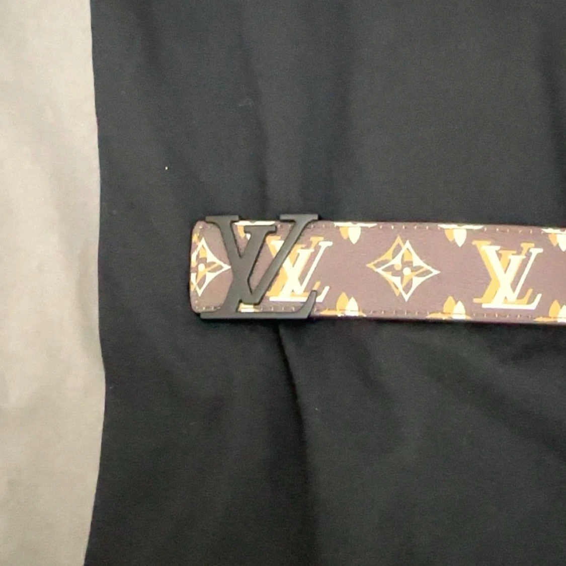 L och V monogram skärp i skinn