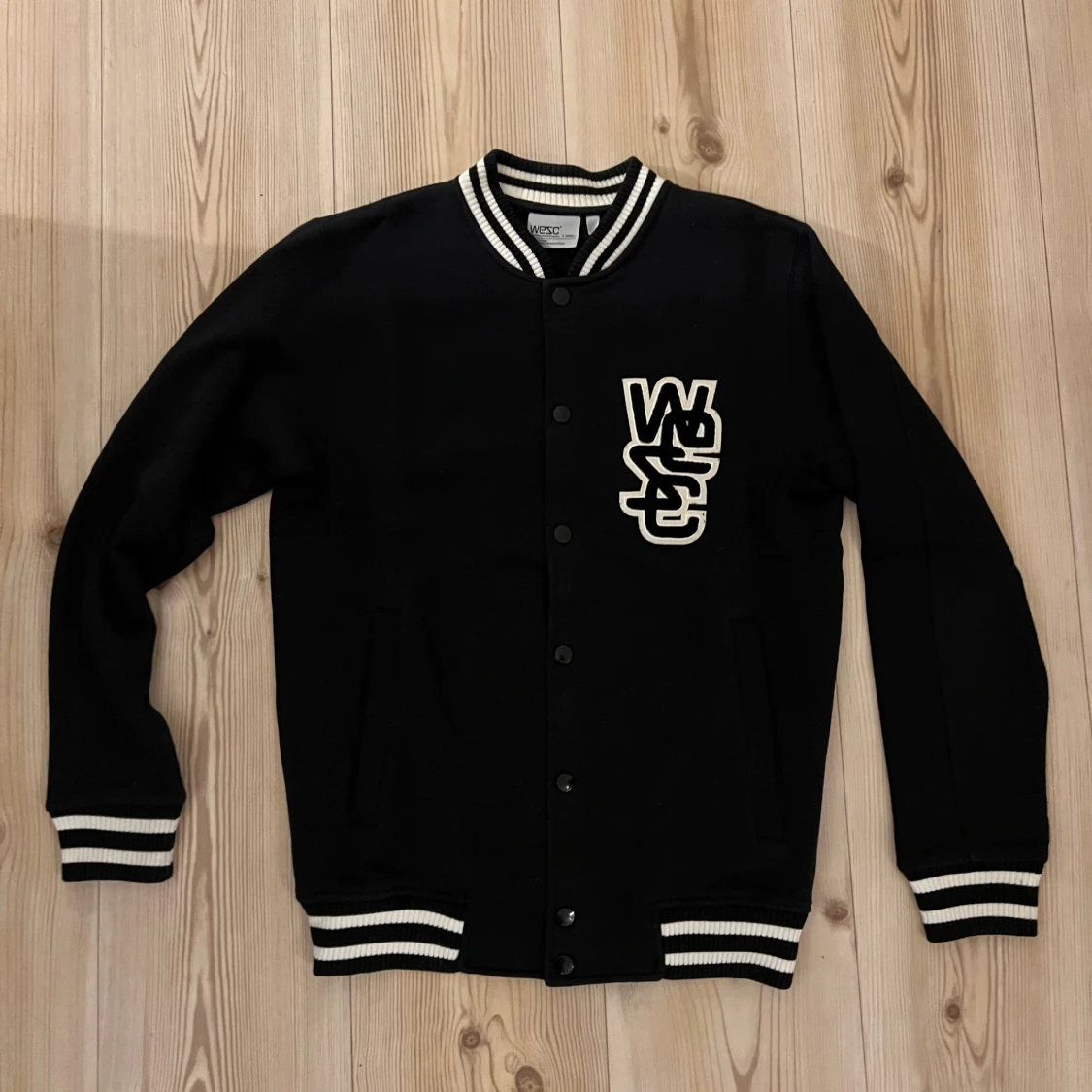 Collegejacka från WESC - strl.XS