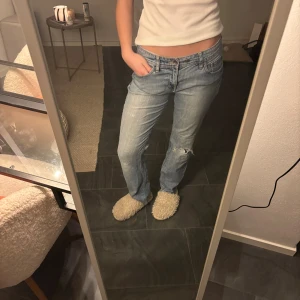 Ljusblå jeans från Esprit  - Så coola, står ingen storlek men passar mig med storlek 38! 🥰