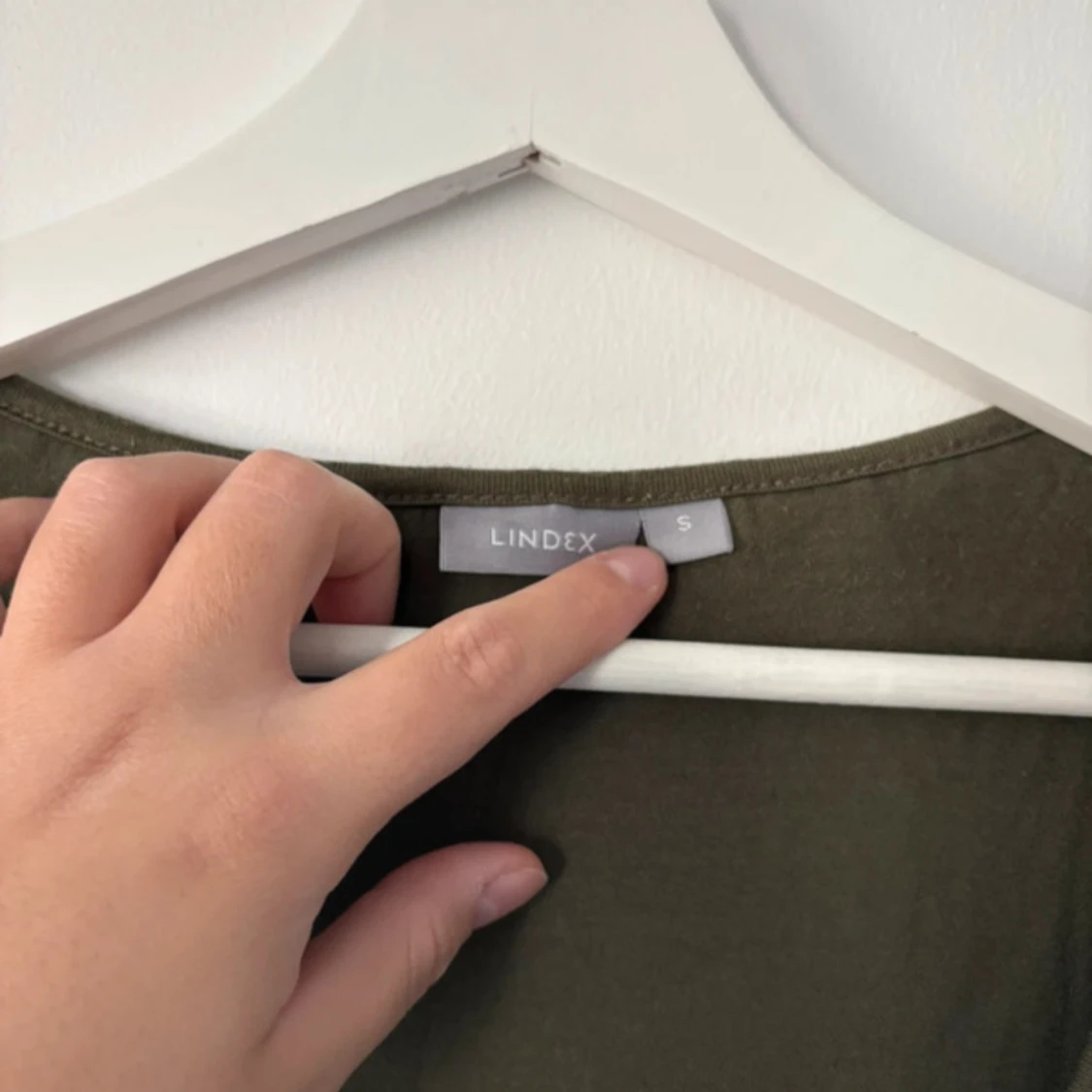 Olivgrön omlottopp med volang från Lindex - 1