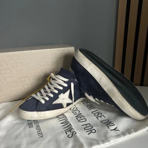 golden goose 41-42 - Säljer dessa riktigt snygga och eftertraktade golden goose skorna. De är i mycket fint skick. De är självklart äkta och kvitto finns. Allt og ingår också! Skriv vid fler frågor eller bilder!