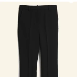 Svarta kostymbyxor från BikBok - uper fina svarta kostymbyxor från Bikbok, medelhög midja och ser så gott som nya ut💓 Det är modellen Vilma Flare och har bara använts ett fåtal gånger, super sköna och super fina men säljer pågrund av att dem är för små för mig. Dem är i storlek 36 och är bra i längden på mig som är 170💓 Orginalpris: 500kr