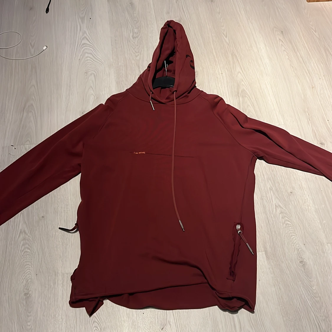 Vinröd hoodie från C'est Normal L