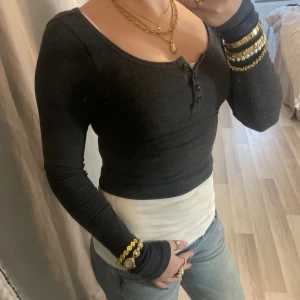 Ribbad tröja med knappar - Ribbad grå tröja med knappar. 💞Den är från hm och har ett bekvämt material 🙌🏼