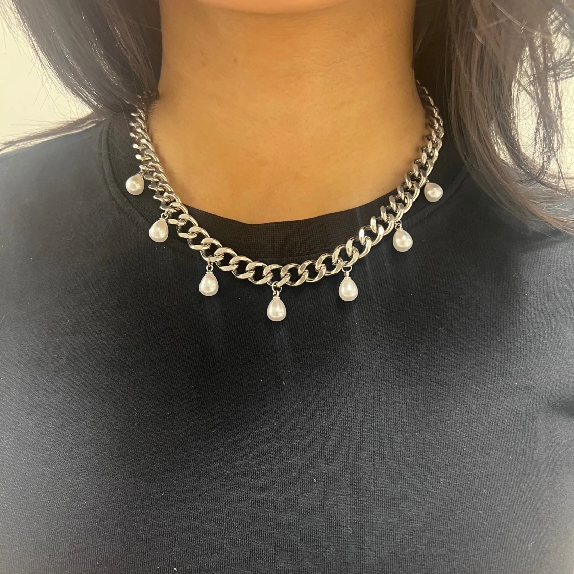 Silvrigt halsband med droppformade pärlor. - 1