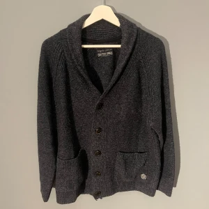 Angelo Litrico Kofta - Tja! Säljer den angelo litrico kofta i färgen mörkgrå. Har storlek L och sitter även som en perfekt L. Den är i mycket gott skick. Skriv gärna för övriga frågor !