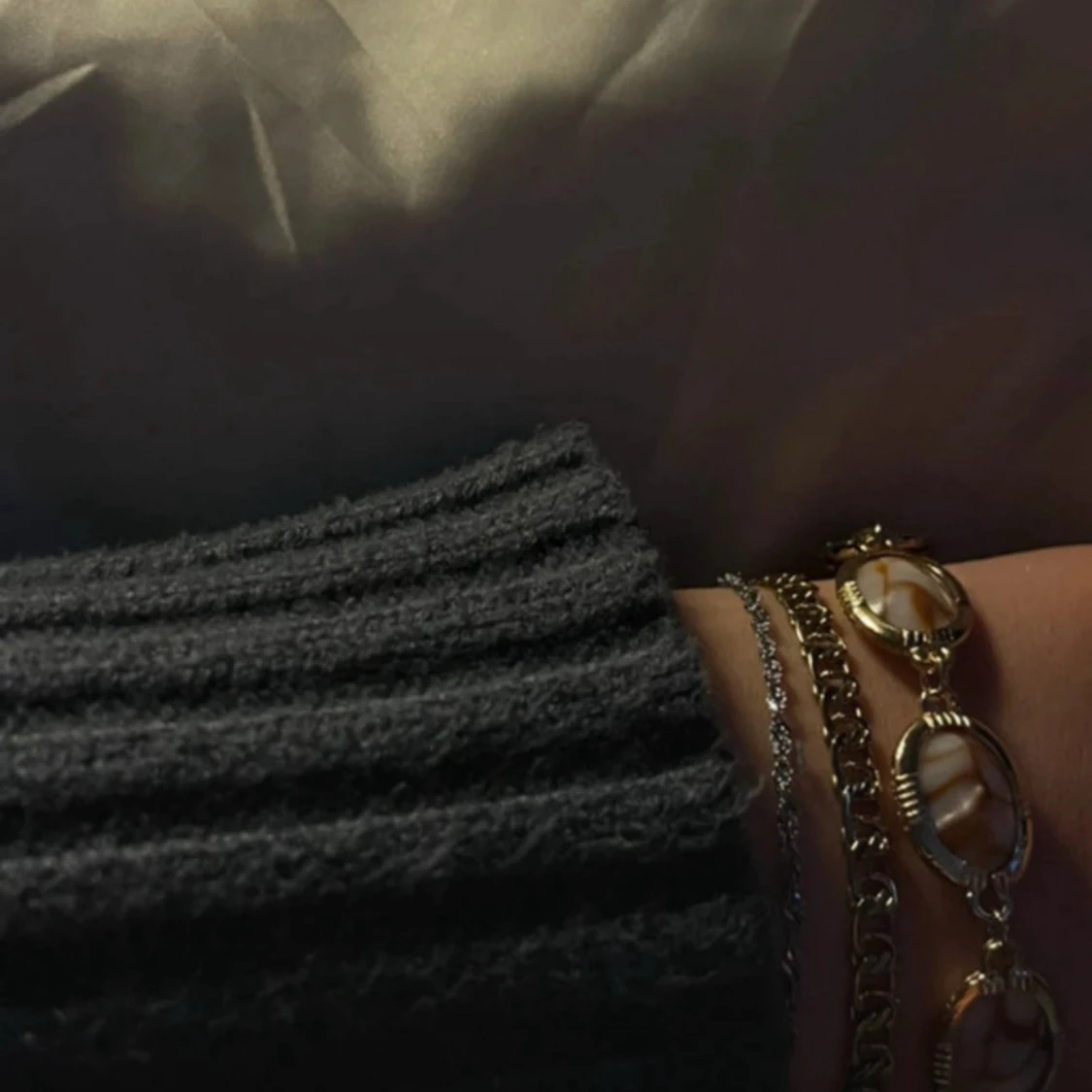 Guldigt armband med marmorerade länkar - 1