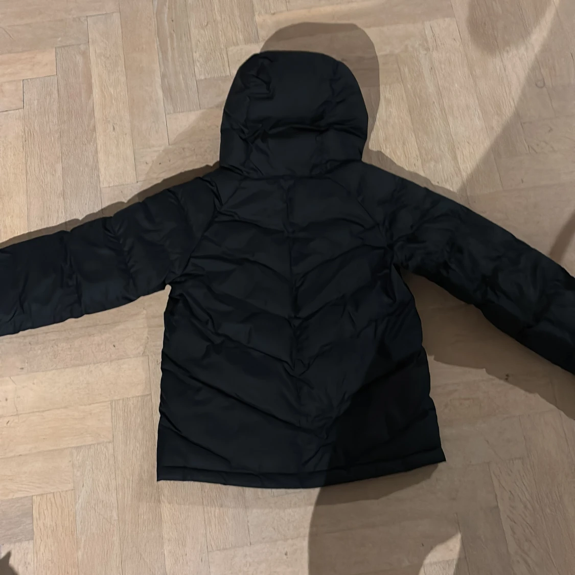 Svart pufferjacka från Nike med huva - 1