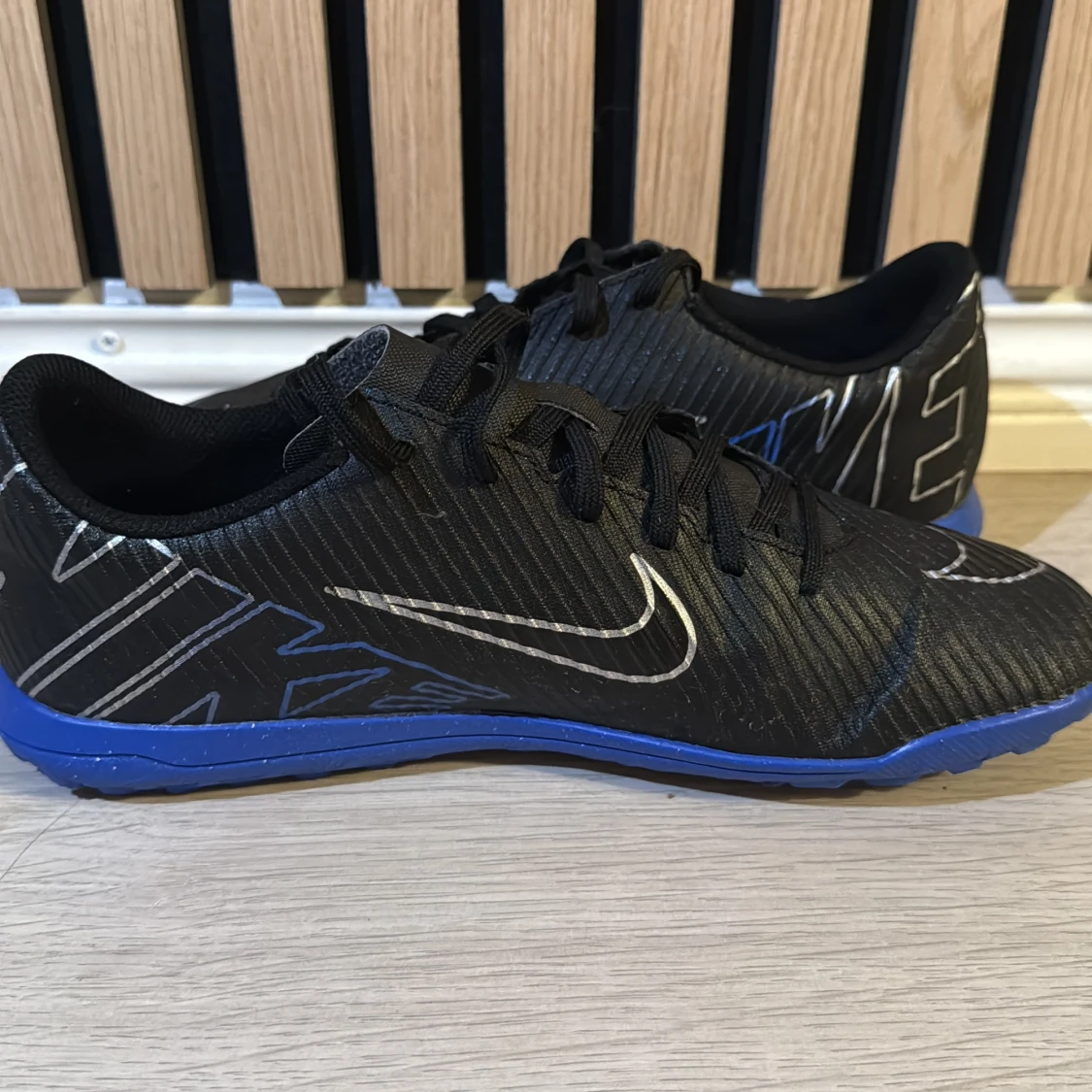 Svarta Nike fotbollsskor med blå sula - 3