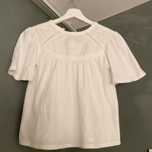 Vit Zara blus  - Denna fina vita blusen från Zara säljs pågrund av att den ej används. 💗i storlek 152 endast använd ett fåtal gånger, den är broderad uppe vid halsen i ett fint mönster