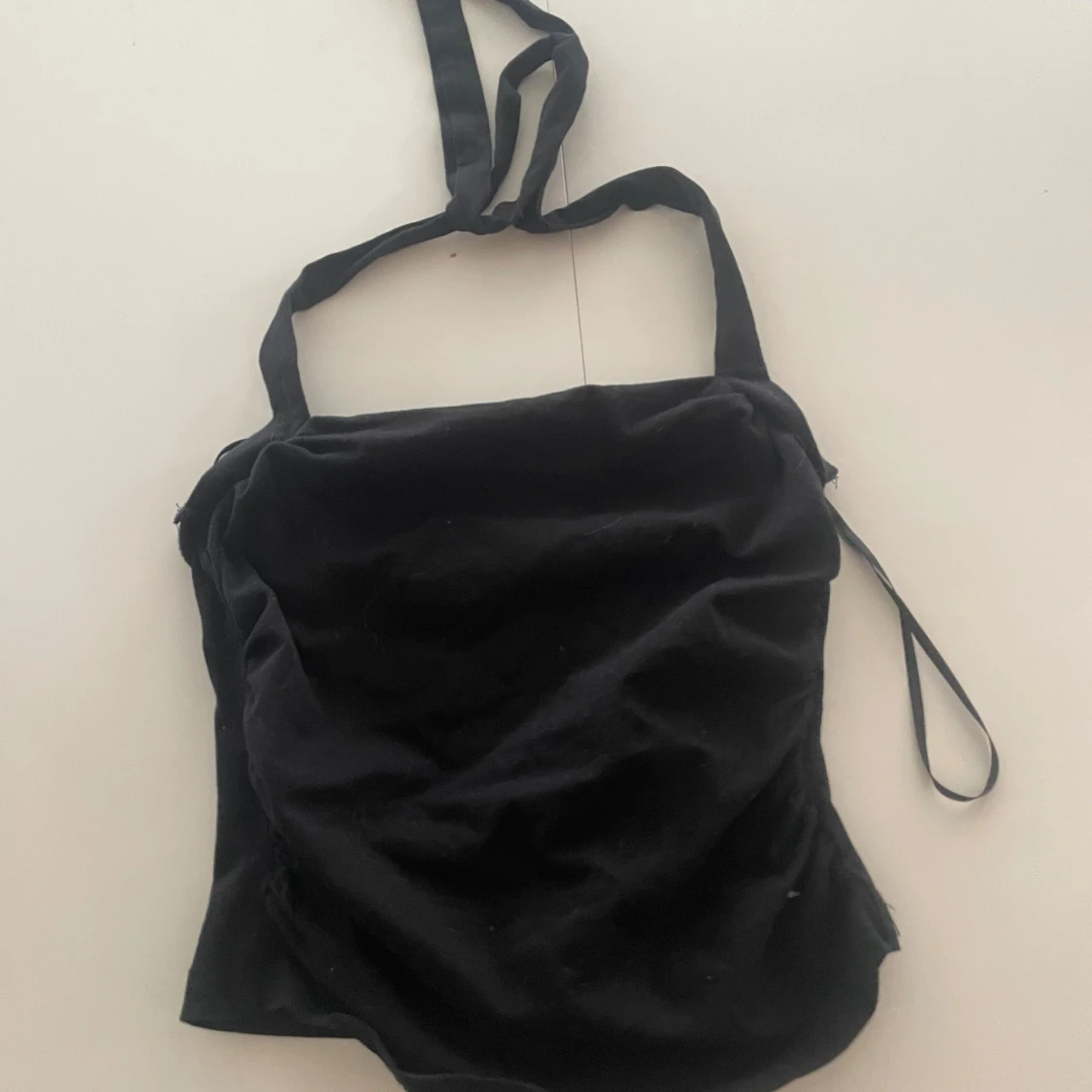 Svart croppad linnetopp med knyt - 1