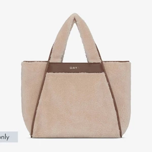 DAY. Teddy väska  - En jätte fin Teddy väska från märket DAY, den är aldrig använd och i nyskick, jätte rymlig, den är helt slutsåld🩷