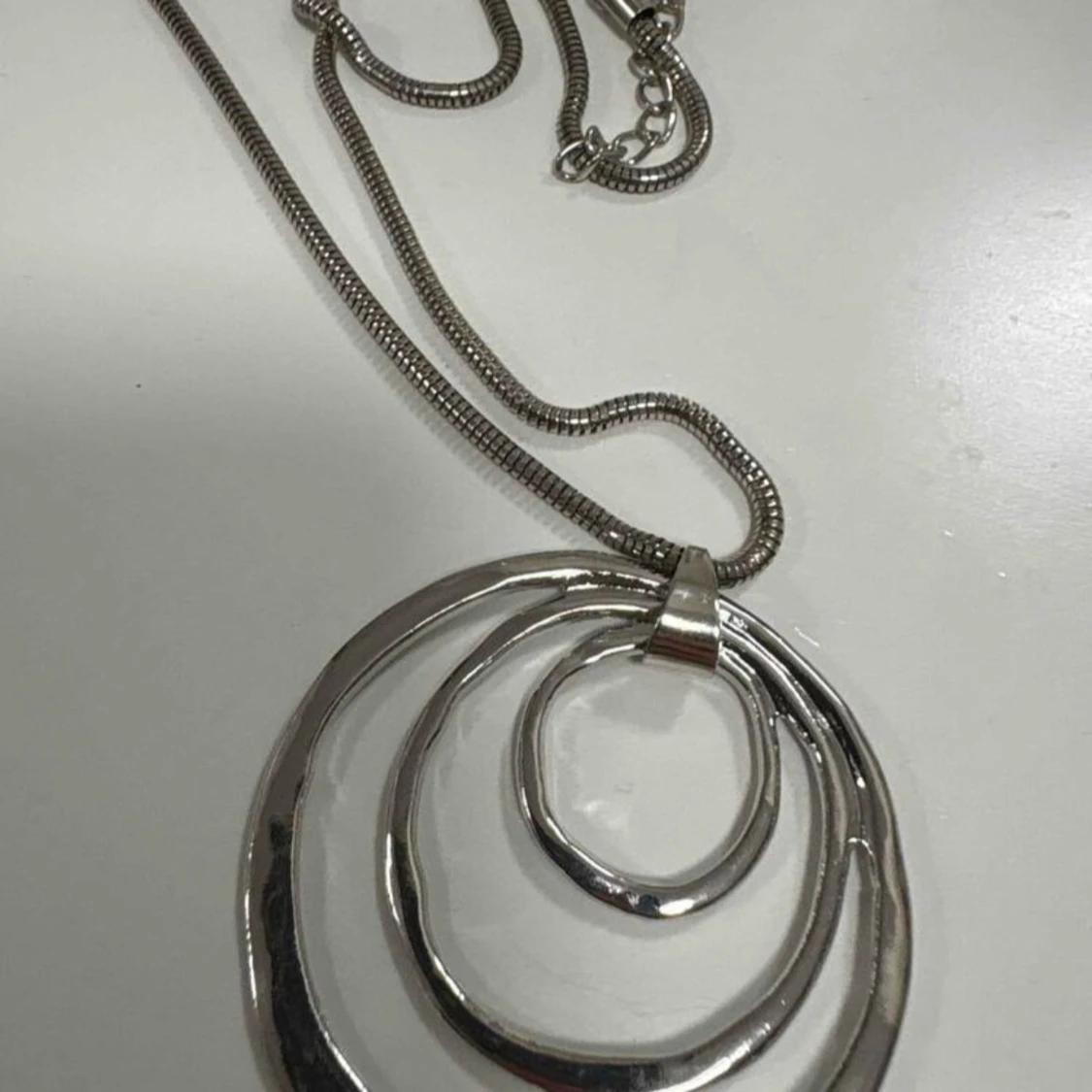 Silvrigt halsband med cirkelhänge - 2